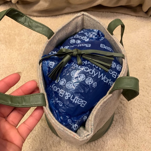 *SOLD* Victoria’s Secret Cosmetic Bag - Picture 5 of 6